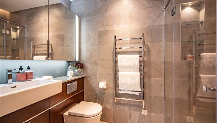 2 Bedroom Flat To Rent In Thornes House, Charles Clowes Walk, London, SW11