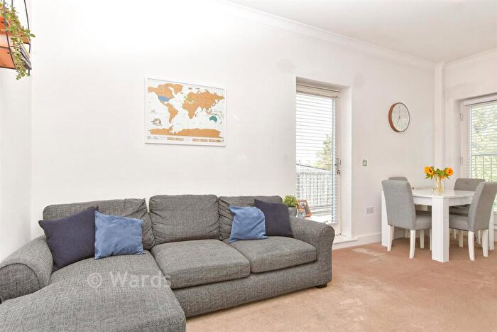 1 Bedroom Flat For Sale In Penpool Lane, Welling, Kent, DA16