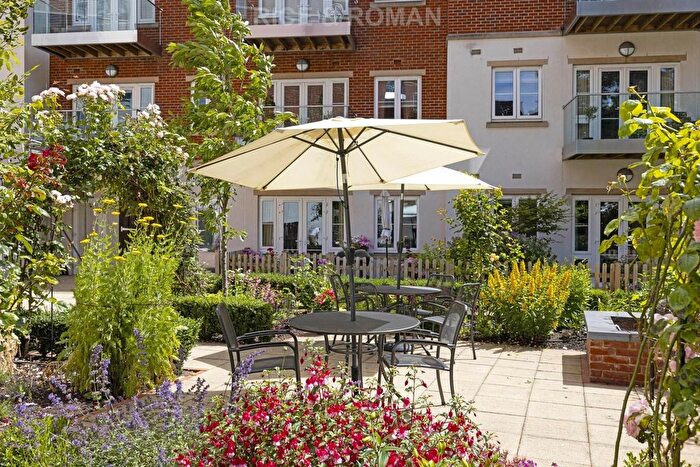 2 Bedroom Flat For Sale In Lynwood Village, Ascot, SL5