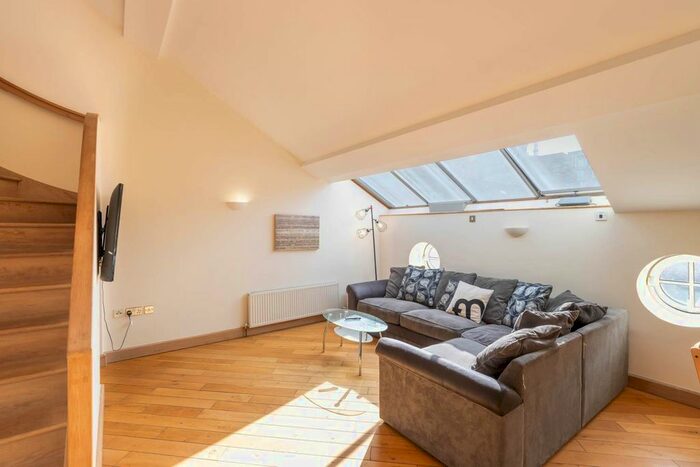 3 Bedroom Flat To Rent In The Old Chapel, St. Pauls Square, B3