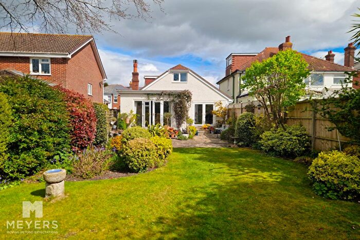 3 Bedroom Chalet For Sale In Lodge Road, Christchurch, BH23