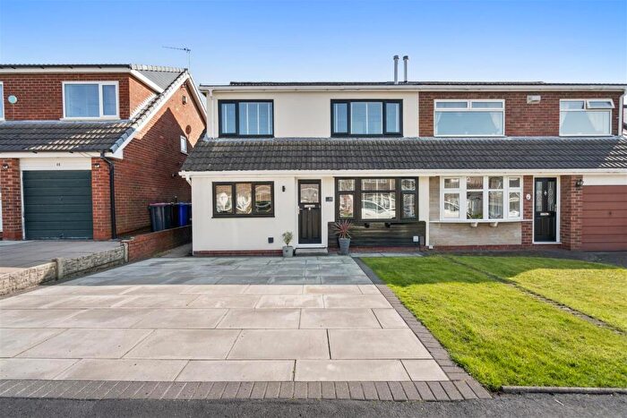 3 Bedroom Semi Detached House For Sale In Lymefield Drive, Worsley, Manchester, M28