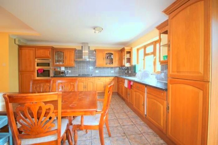 5 Bedroom Semi-Detached House To Rent In Kings Avenue, Woodford Green, Essex, IG8