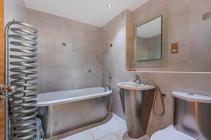 2 Bedroom Apartment To Rent In Altolusso, Bute Terrace, City Centre, CF10