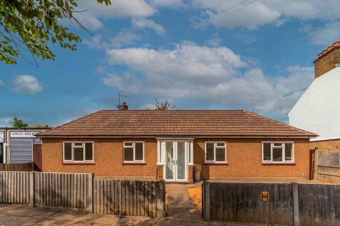 2 Bedroom Bungalow To Rent In Colne Road, Twickenham, TW2