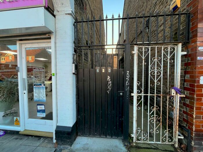 2 Bedroom Flat To Rent In London Road, Westcliff-On-Sea, Essex, SS0