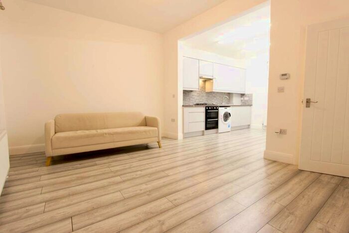 2 Bedroom Flat To Rent In Barrett's Grove, London, N16