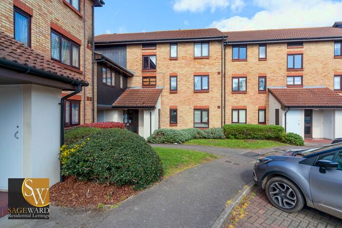 2 Bedroom Flat To Rent In King Arthur Court, Cheshunt, Waltham Cross, EN8
