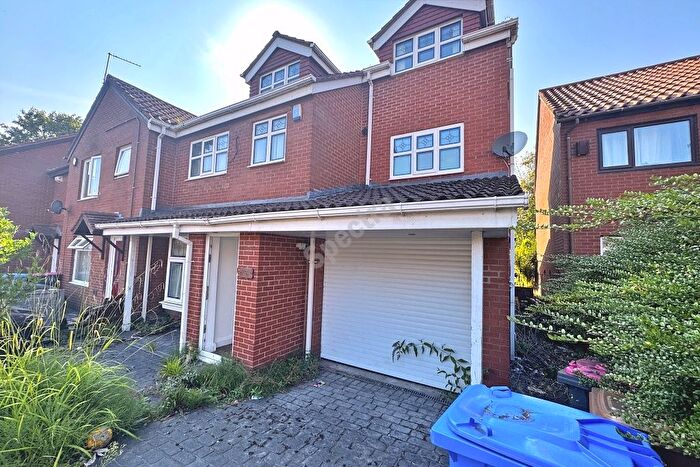5 Bedroom Terraced House To Rent In Summerseat Close, Salford, M5