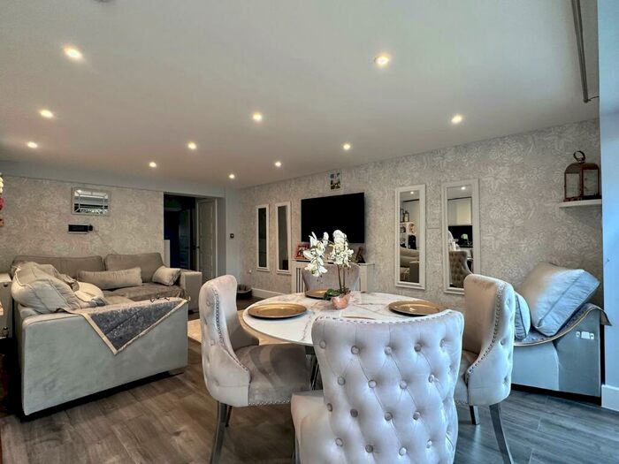 4 Bedroom House To Rent In Lansbury Avenue, Romford, RM6