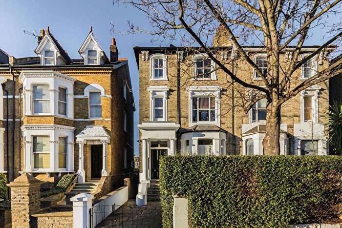 3 Bedroom Flat To Rent In Lime Grove, Shepherds Bush, W12