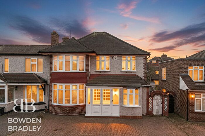 5 Bedroom Property For Sale In Abbotswood Gardens, Clayhall, IG5