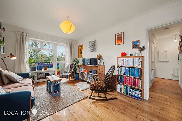 2 Bedroom Flat For Sale In Queen Elizabeths Close, London, N16