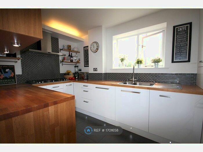 3 Bedroom Flat To Rent In Woolacombe Road, Blackheath, London, SE3