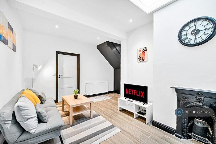 2 Bedroom Flat To Rent In Basingstoke Road, Reading, RG2