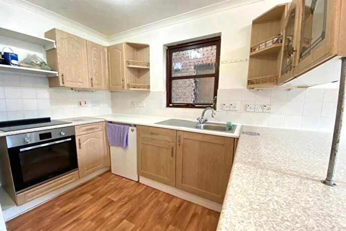 4 Bedroom Town House To Rent In Butlers Walk, BS5