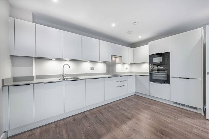 2 Bedroom Flat For Sale In Junction Court, Watford, WD17