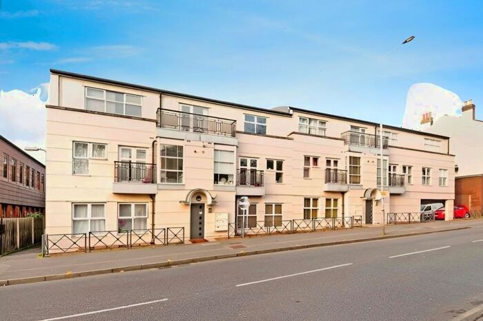 2 Bedroom Flat To Rent In Kingston Hill, KT2