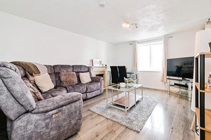 3 Bedroom Flat For Sale In Sewell Close, Chafford Hundred, Grays, RM16