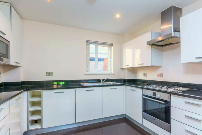 3 Bedroom Apartment To Rent In Townsend Street, London, SE17