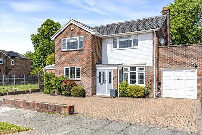 4 Bedroom Link Detached House For Sale In The Grove, Sidcup, Kent, DA14