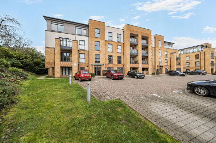 2 Bedroom Apartment For Sale In Broad Lane, Bracknell, Berkshire, RG12