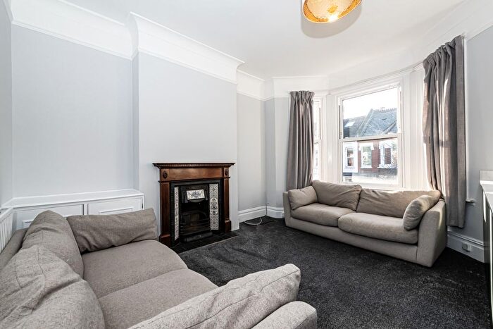 4 Bedroom Flat To Rent In Elspeth Road, Battersea, London, SW11