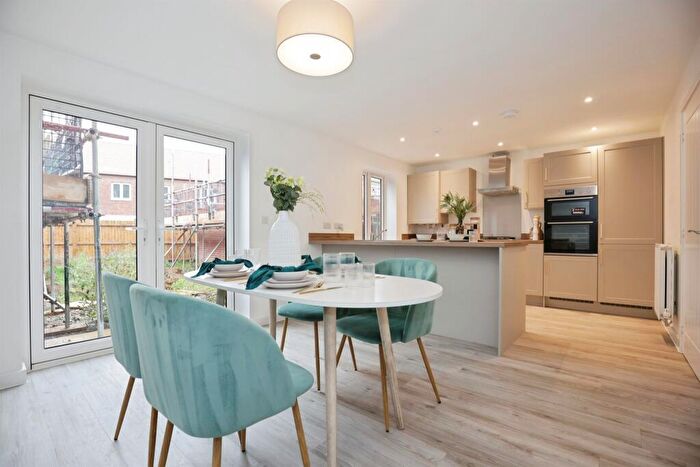 4 Bedroom Detached House For Sale In Bloxham Road, Banbury, OX16