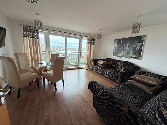 2 Bedroom Flat To Rent In Hawkhill Close, Edinburgh, EH7