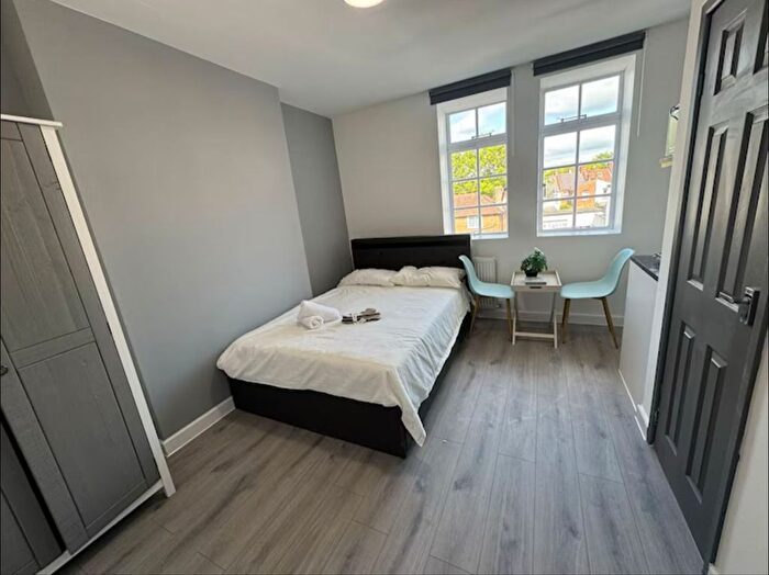 Studio To Rent In High Street, Edgware, HA8
