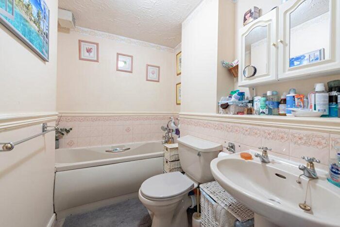 2 Bedroom Flat For Sale In Dalrymple Close, London, N14