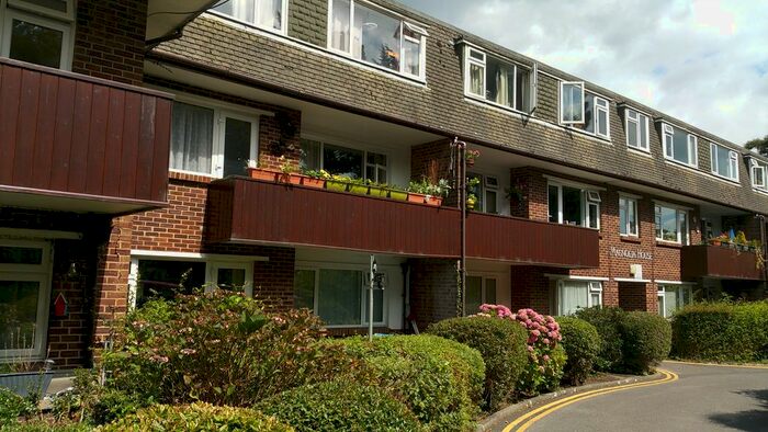 2 Bedroom Flat To Rent In Redhill Drive, Bournemouth, BH10