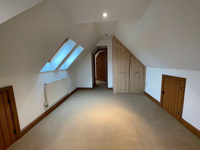 Bungalow To Rent In Thames Side, Staines, TW18