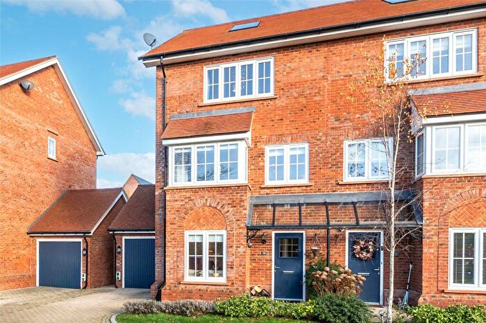 4 Bedroom Semi Detached House For Sale In McLaren Way, Didcot, Oxfordshire, OX11