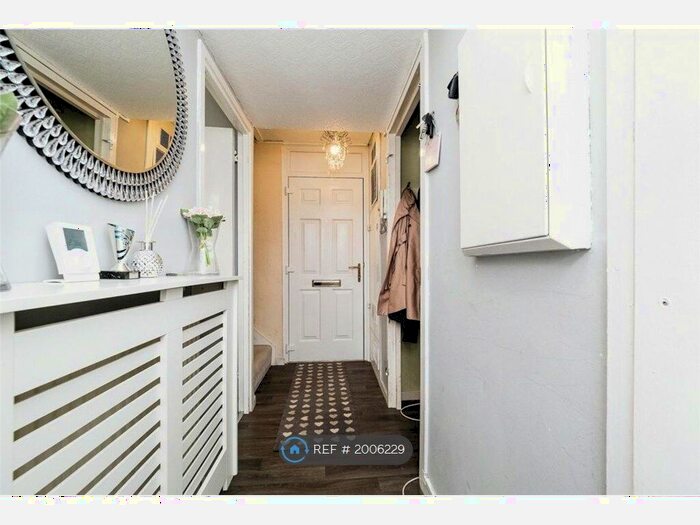 2 Bedroom Maisonette To Rent In Longcroft Rise, Loughton, IG10