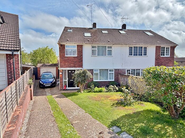 4 Bedroom Semi-detached House For Sale In Chaucer Close, Fareham, PO16