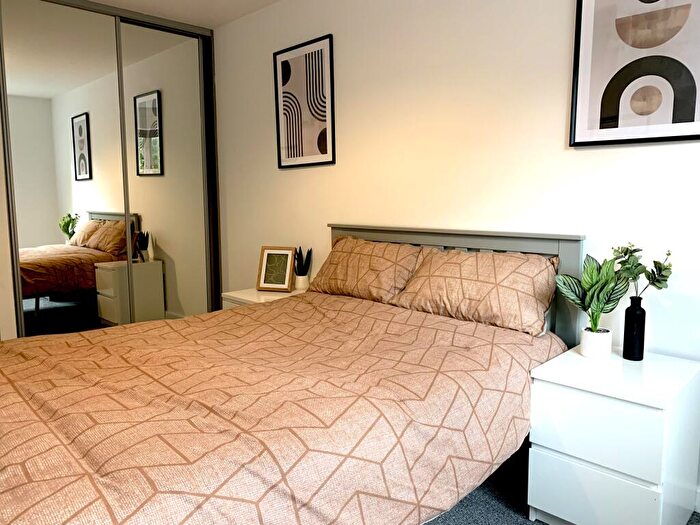 2 Bedroom Flat To Rent In Bed Student Flat // /, LN1