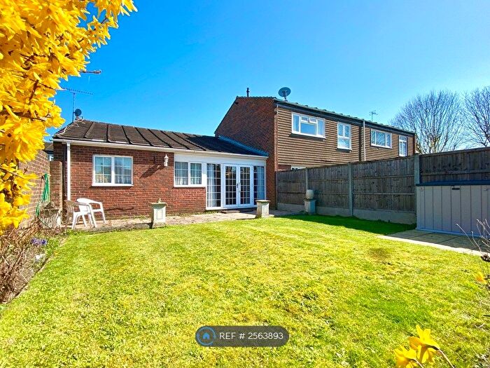 3 Bedroom Bungalow To Rent In Wheatcroft, Cheshunt, EN7