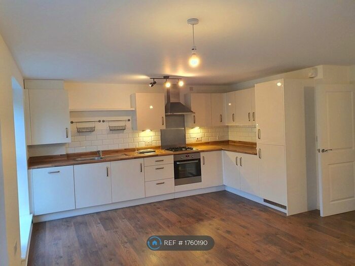 2 Bedroom Flat To Rent In Broadhurst Place, Basildon, SS14