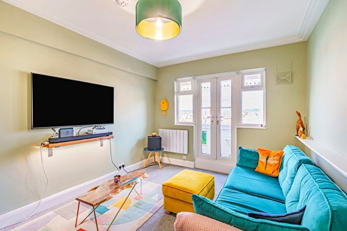 2 Bedroom Flat For Sale In Stoke Abbott Road, Worthing, West Sussex, BN11