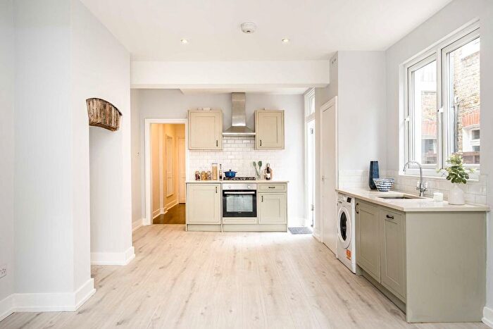 2 Bedroom Maisonette For Sale In Lyham Road, Clapham, SW2