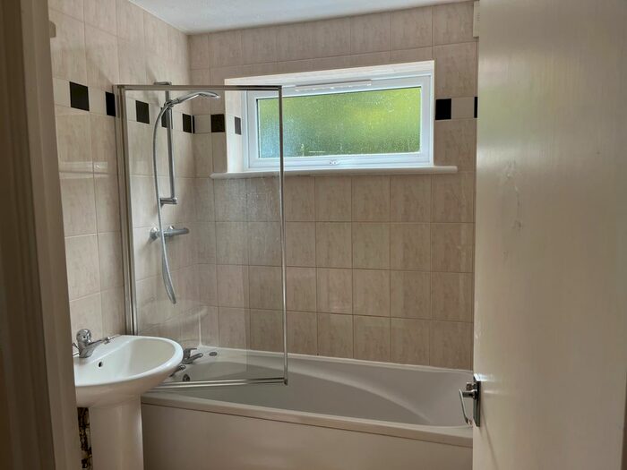 1 Bedroom Flat To Rent In Droveway, Loughton, IG10