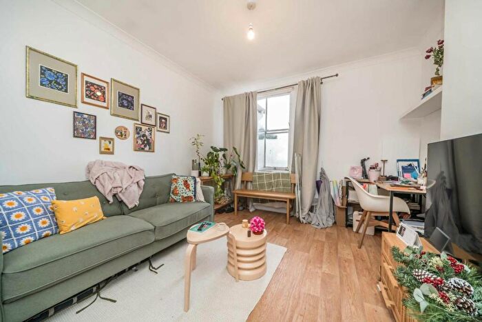 1 Bedroom Flat For Sale In Bridle Close, Kingston Upon Thames, KT1