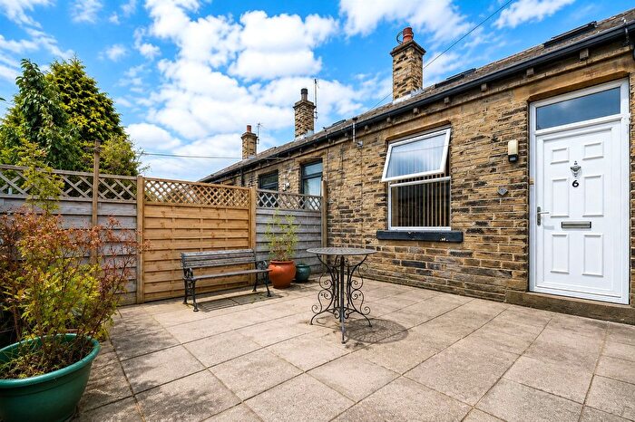 1 Bedroom Terraced House For Sale In Crest Place, Brighouse, West Yorkshire, HD6