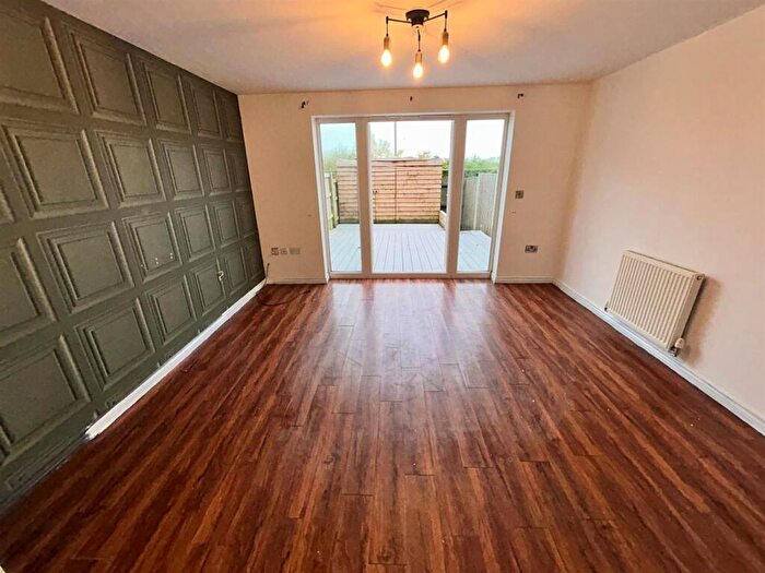 4 Bedroom Town House To Rent In Littlebrooke Close, Bolton, BL2
