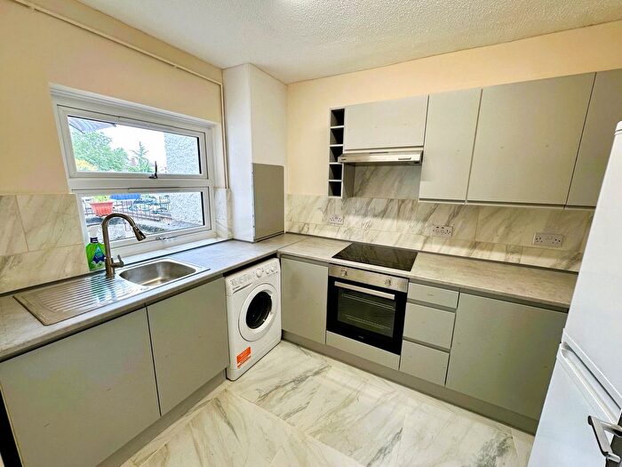 3 Bedroom Maisonette To Rent In Upper Green West, Mitcham, Surrey, CR4