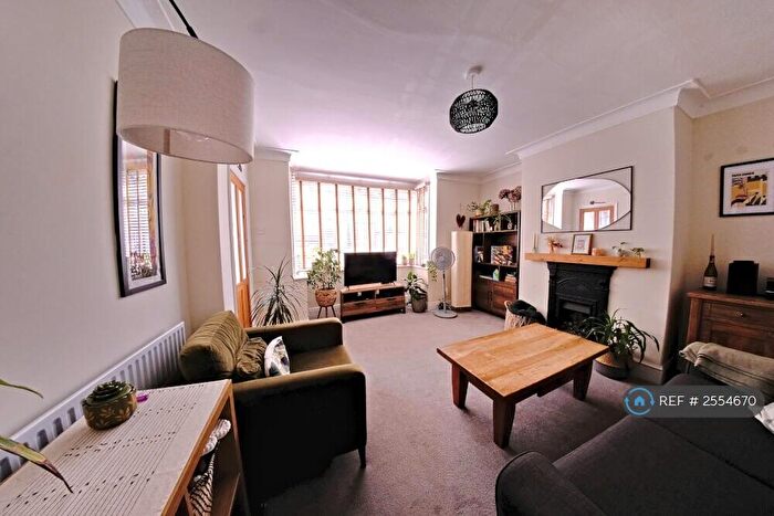 3 Bedroom Terraced House To Rent In Norman Mount, Leeds, LS5