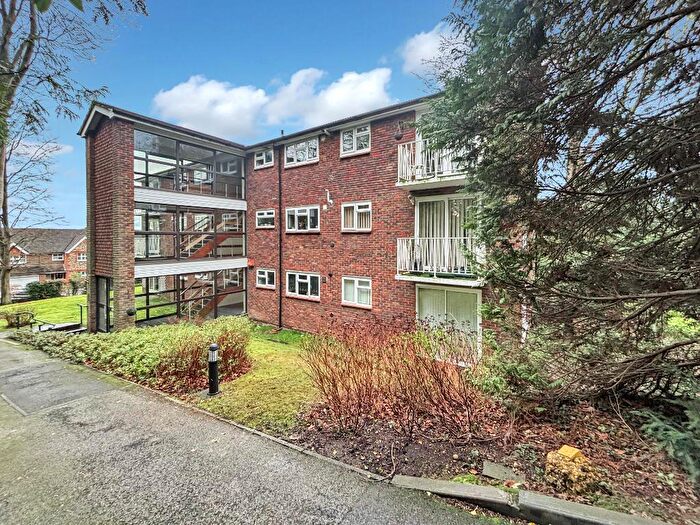 2 Bedroom Flat For Sale In Beech Avenue, Sanderstead, Surrey, CR2