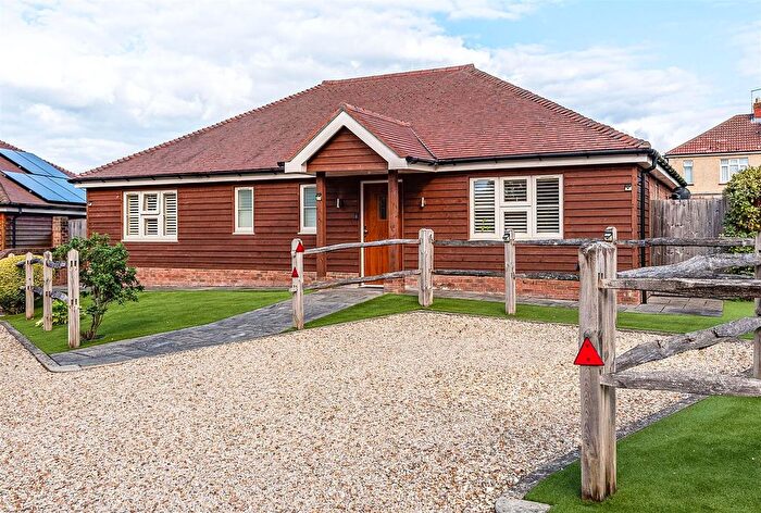 3 Bedroom Detached Bungalow For Sale In Treetops Drive, Cowplain, PO8