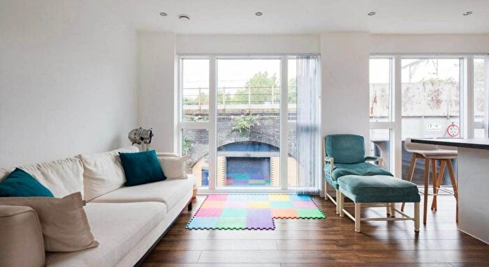 2 Bedroom Flat To Rent In London Lane, London Fields, London, E8